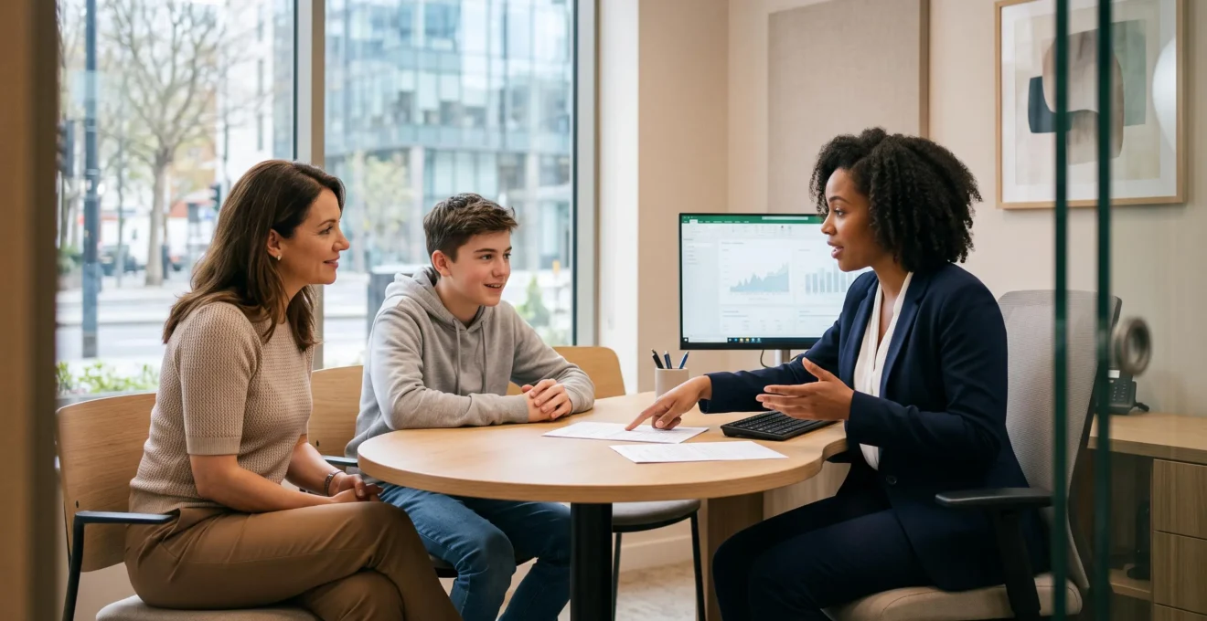 Un parent et son adolescent rencontrent un conseiller bancaire dans une agence pour ouvrir un compte bancaire